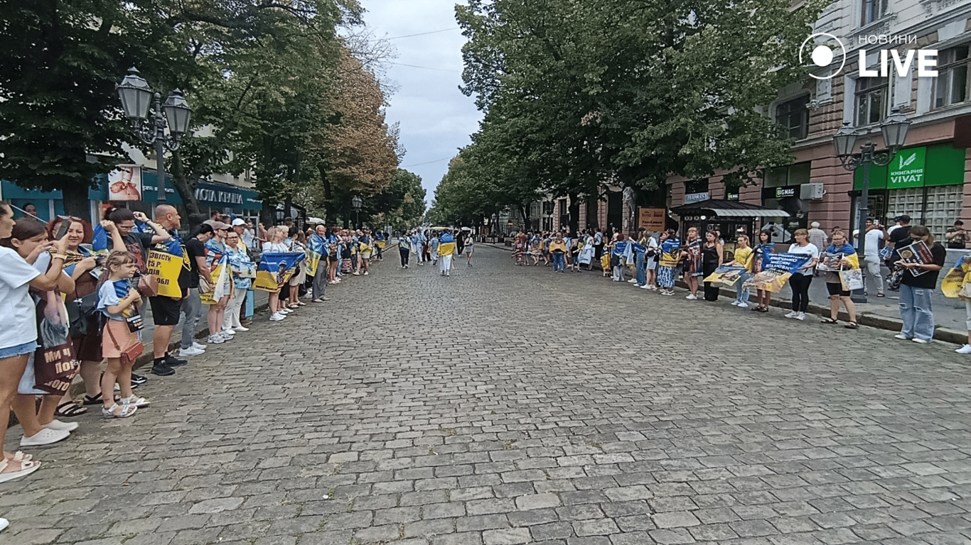 Учасники акції на Дерибасівській в Одесі на підтримку полонених