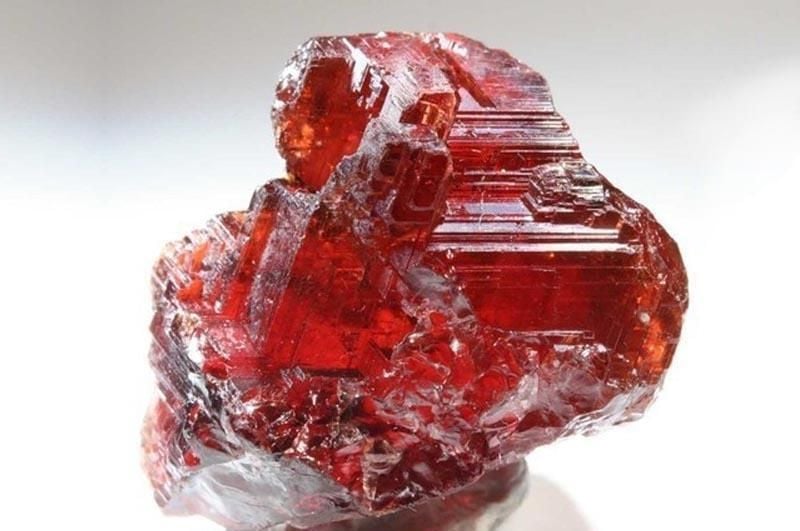 Гранат, являющийся талисманом именинника шестого апреля