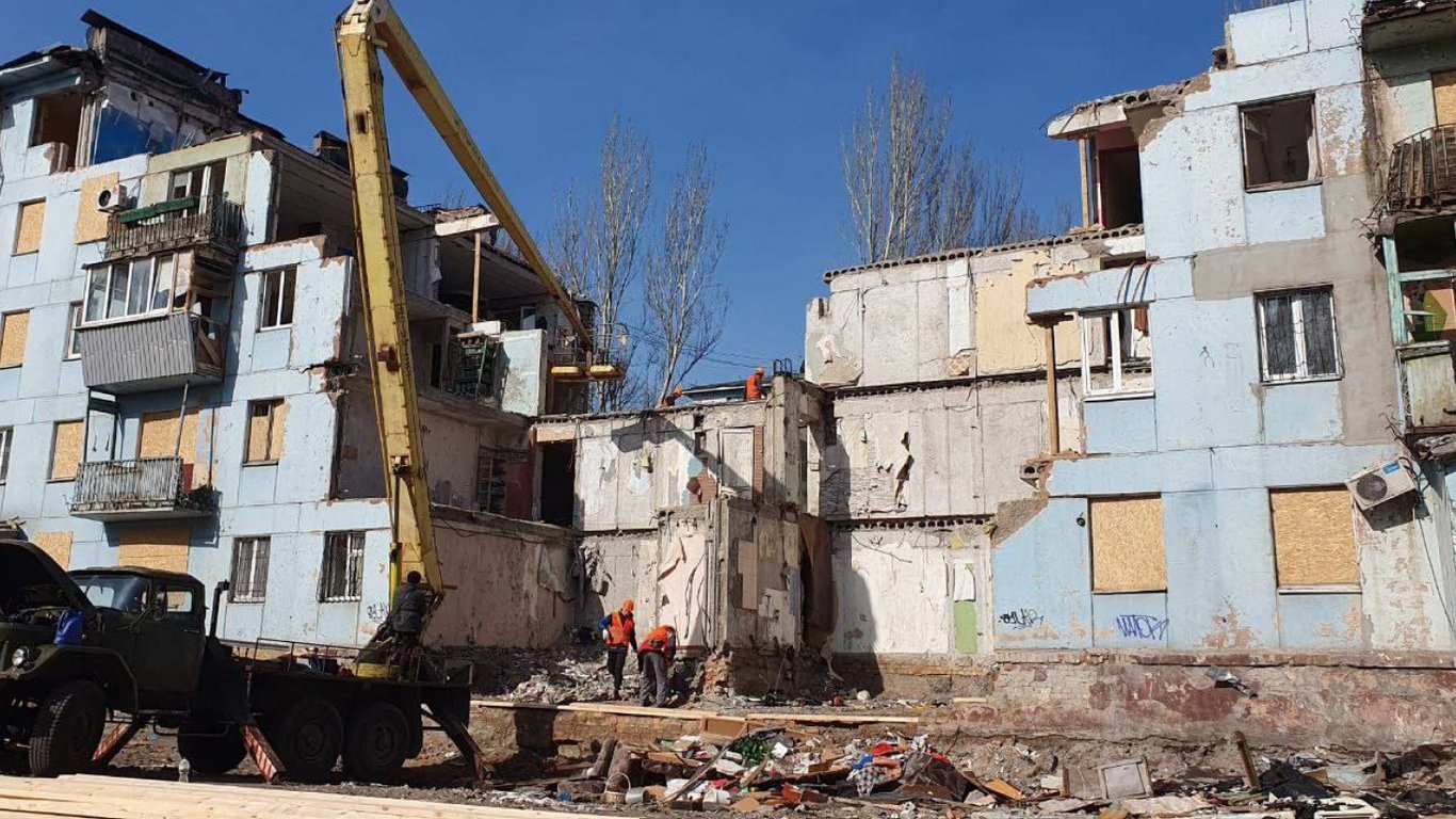 В Запорожье начали ремонтировать разрушенный российской ракетой дом
