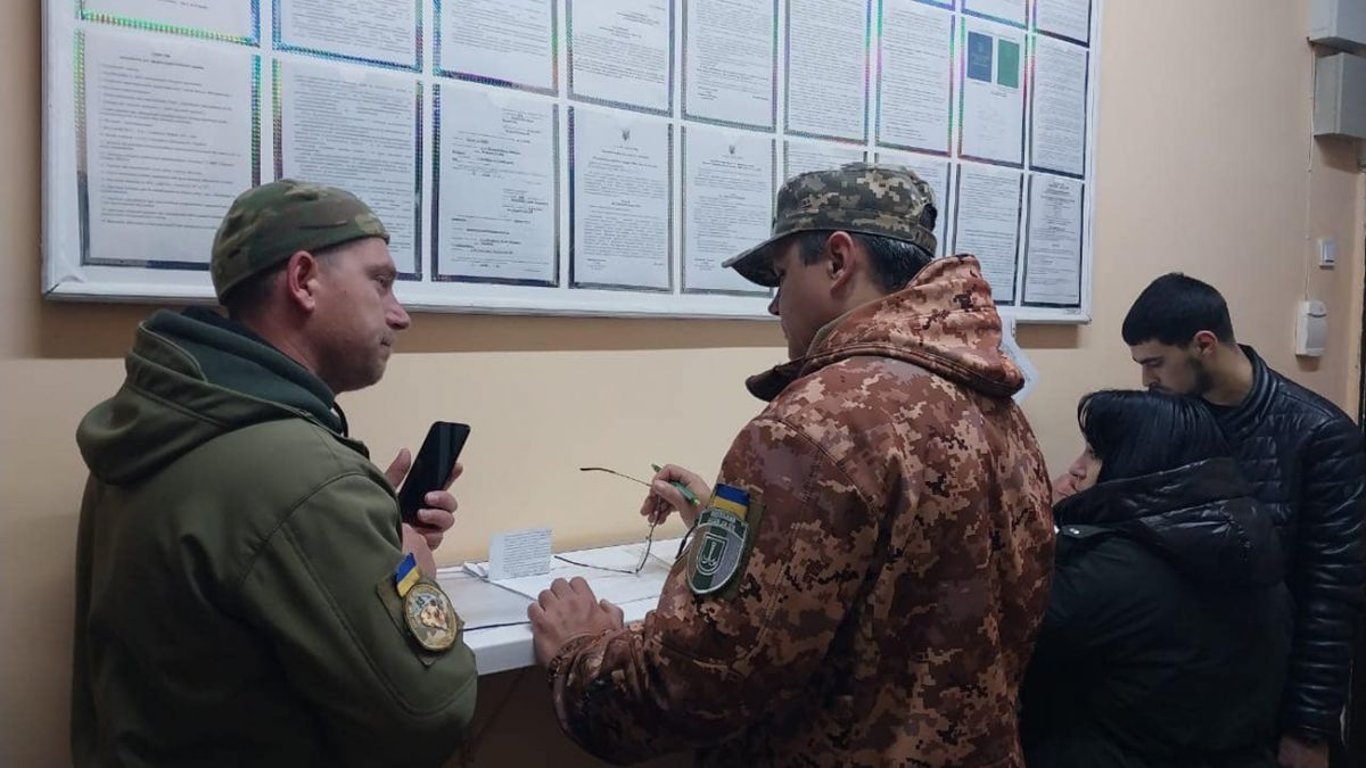 В Киеве начали обновлять данные призывников — сколько людей воспользовались услугой в первый день