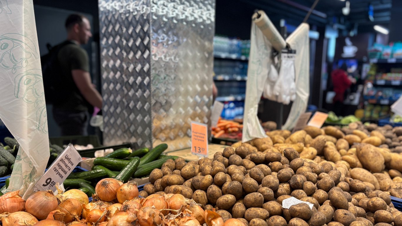 Ціни на продукти вигідно впали в АТБ і Сільпо: що віддають зі знижками до 45%