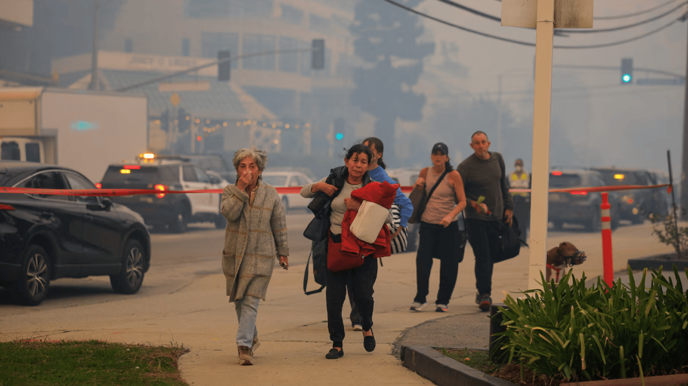 Люди эвакуируются во время пожара в Калифорнии