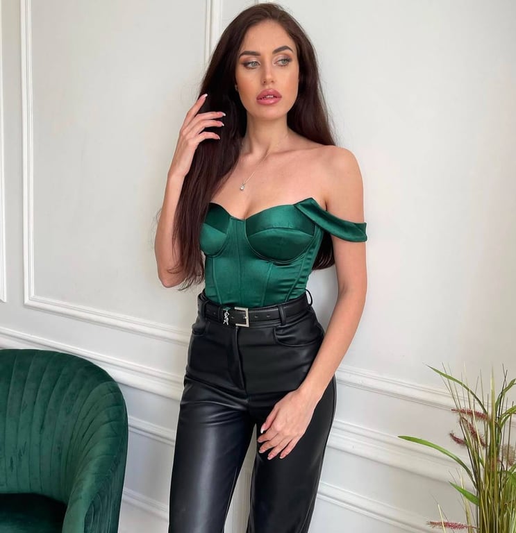 Корсет пасує під різні речі