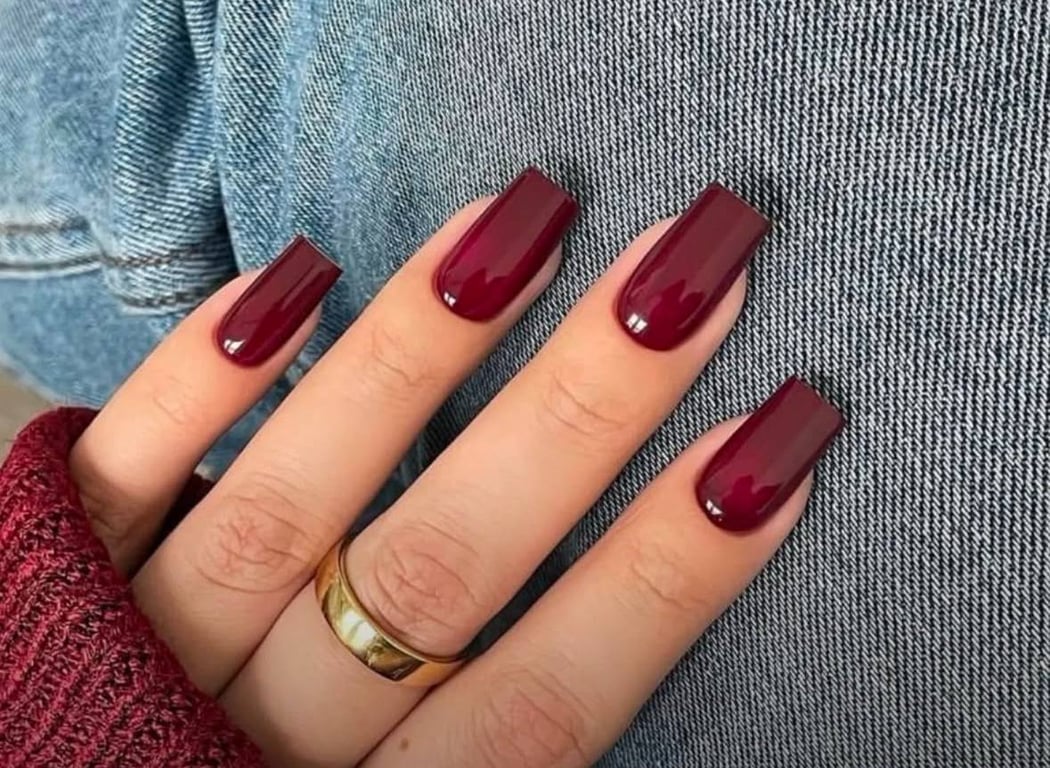Бордовий колір на нігтях додасть вишуканості образу