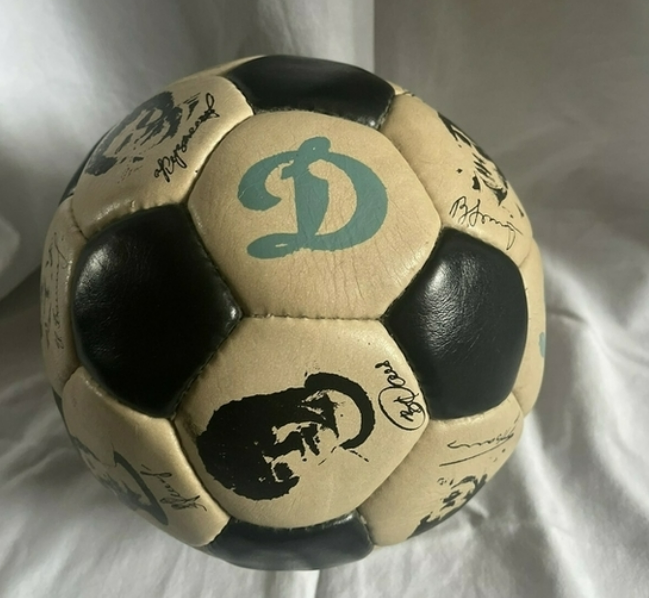 Футбольный мяч на аукционе