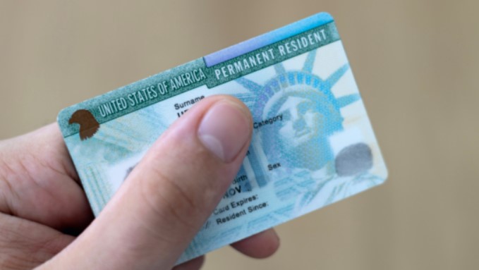 Трамп нишком зупинив видачу Green Card для українців - фото 1