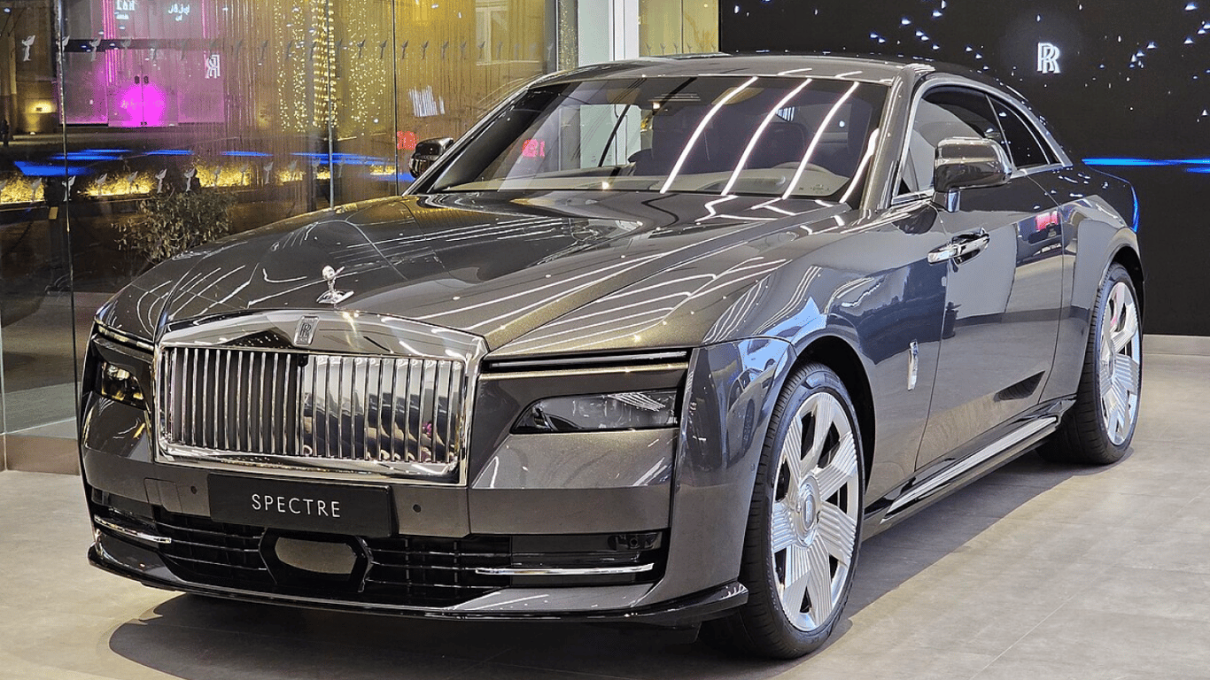 В Одессе заметили элитный Rolls-Royce Spectre в элитном исполнении