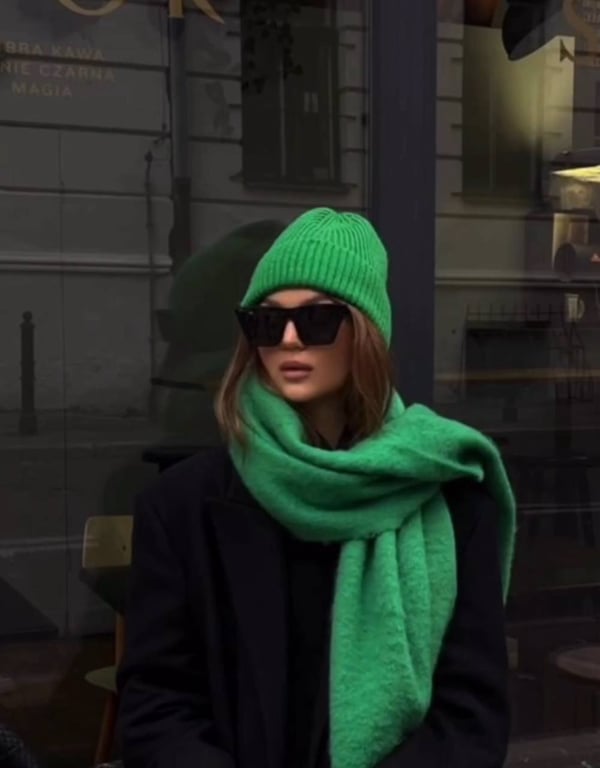 Яскравий акцент в образі шарфа в тренді