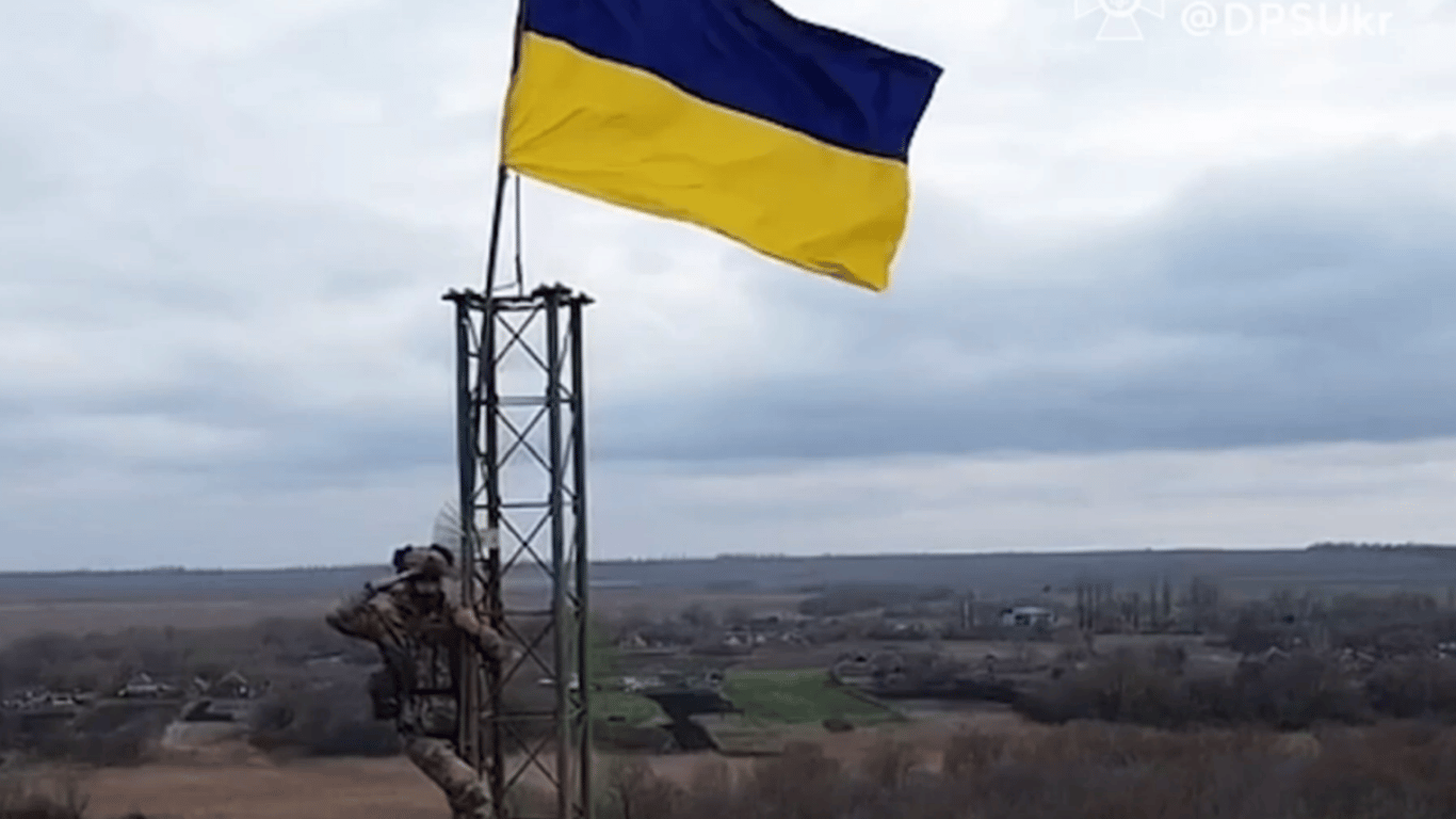 Бойцы Гвардии наступления подняли сине-желтое знамя на границе с РФ