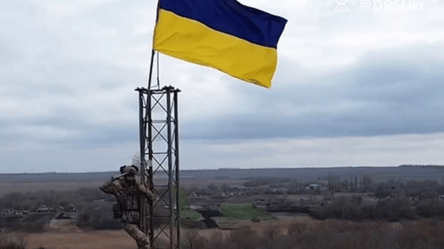 Бійці Гвардії наступу підняли синьо-жовтий прапор на кордоні з РФ - 285x160