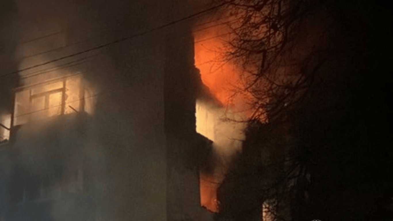 Обстріл Чугуєва 1 квітня - пошкоджено будинок, сталася пожежа