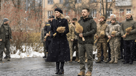 Президент і перша леді вшанували пам'ять жертв Голодомору — фото - 290x160