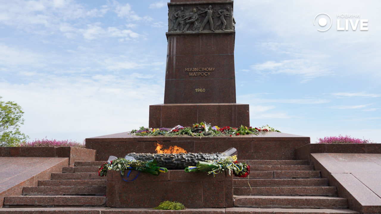 Одесити несуть квіти да пам'ятних місць — яка ситуація на Алеї слави - фото 6