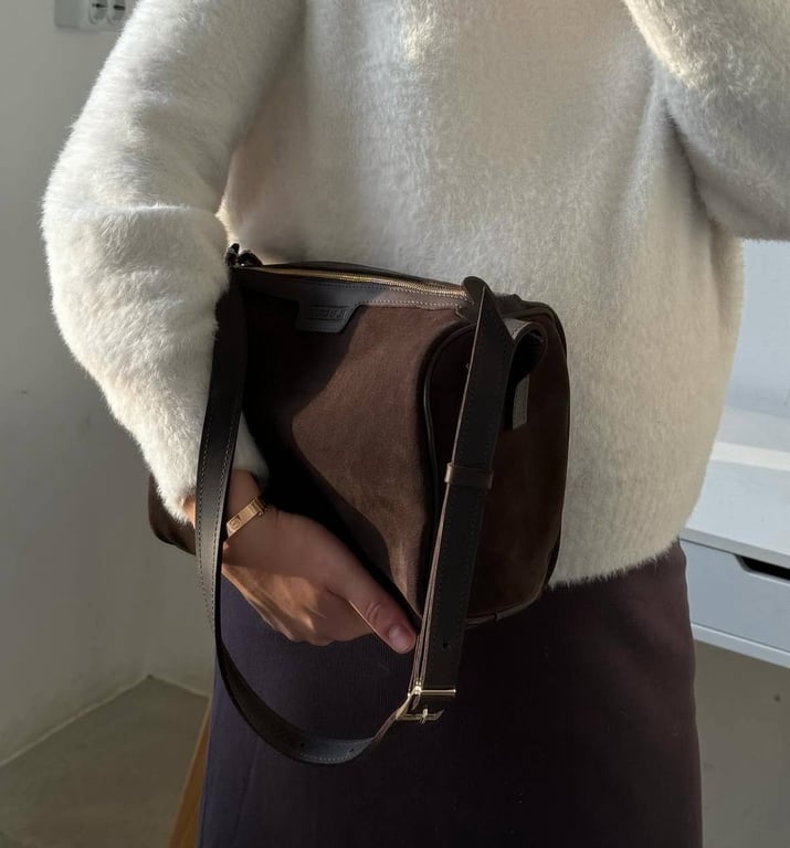 Замшева сумка ще декілька сезонів буде залишатись в тренді