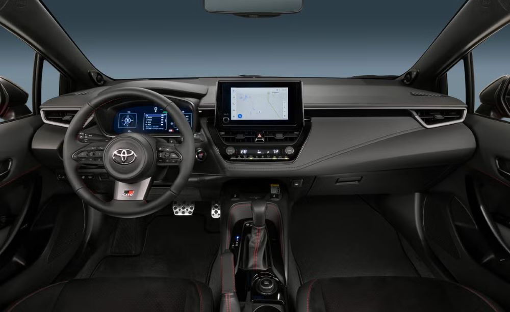 Сюрпризы для водителей - какие усовершенствования получила Toyota Corolla GR 2025 года - фото 1
