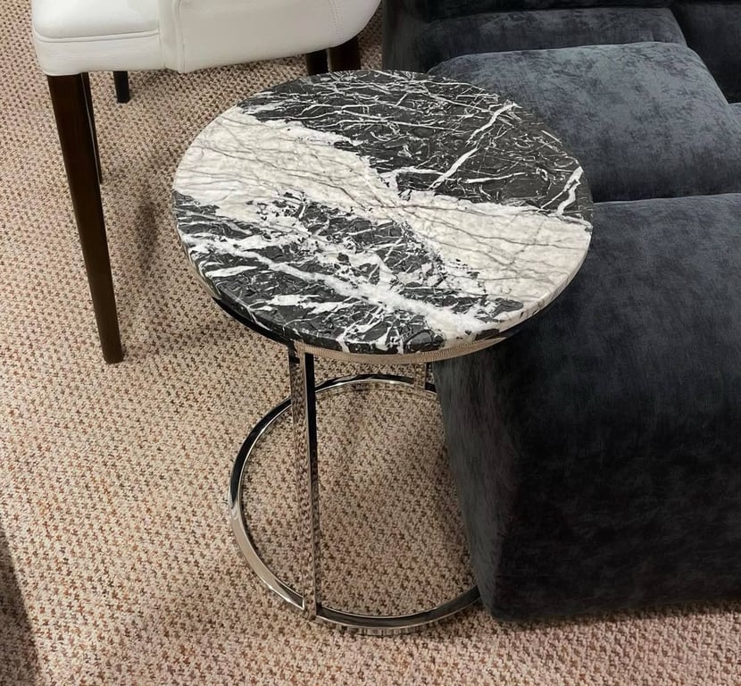 Мрамор в мебели имеет особый вид