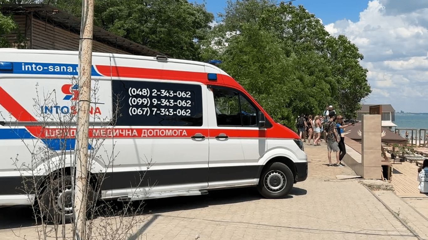 В ОВА пояснили обставини загибелі жінки на пляжі в Одесі під час атаки РФ