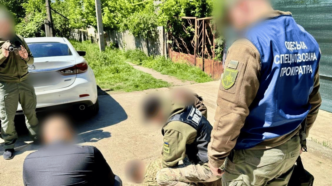 Брав хабарі пальним та грошима — на Одещині викрили співробітника ТЦК та СП
