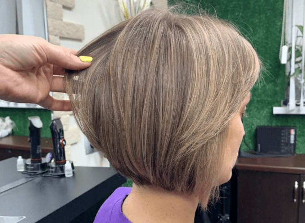 Женщина с многослойным бобом на волосах