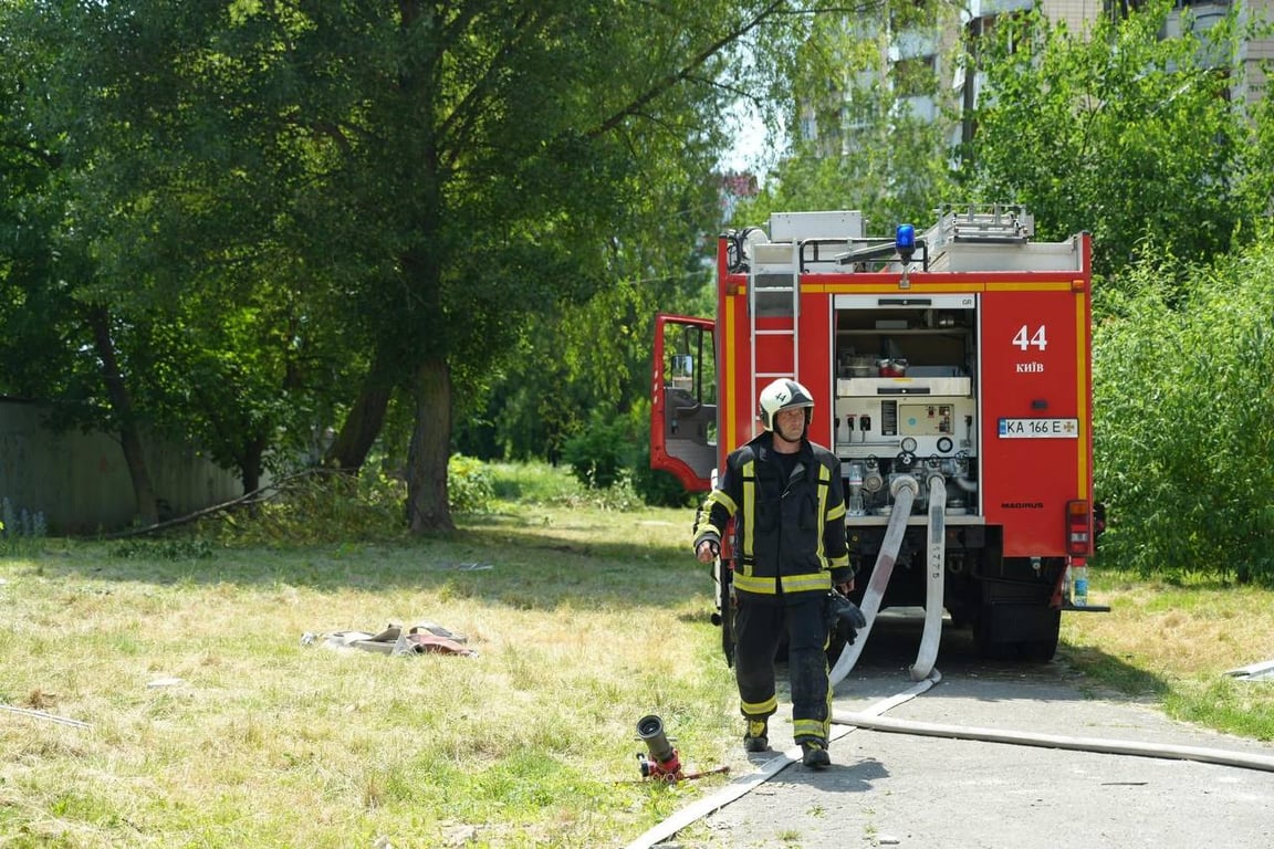 Рятувальник на місці російського обстрілу 4 липня