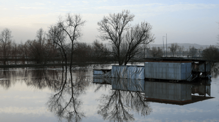 В Португалии прорвало дамбу из-за наводнения — обвалилась автодорога - 328x184