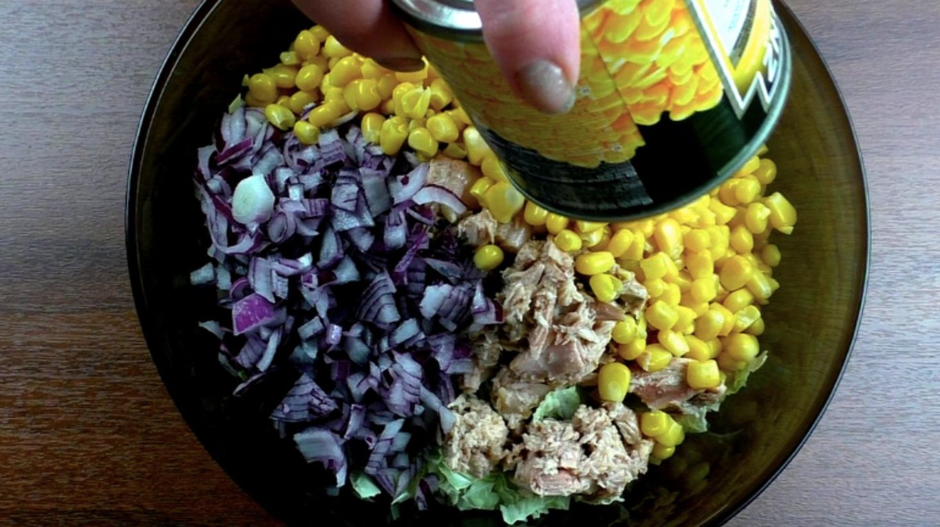 смачний салат з пекінською капустою 