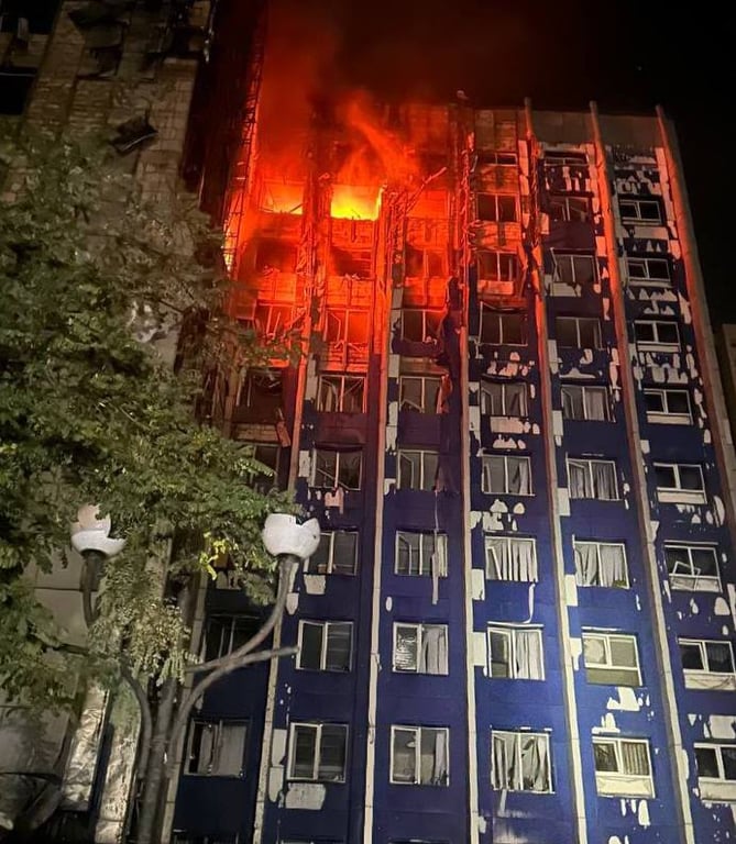 Горить будівля