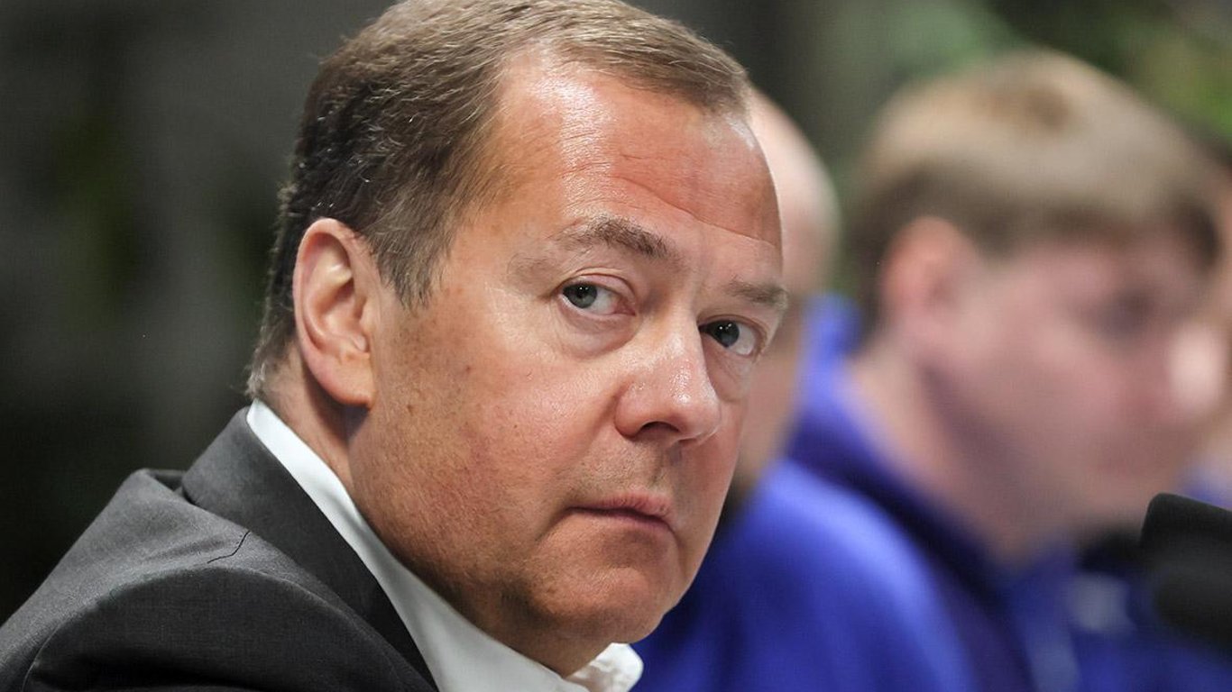 Очередное обострение у Медведева — ему жаль, что россияне не попали в Зеленского