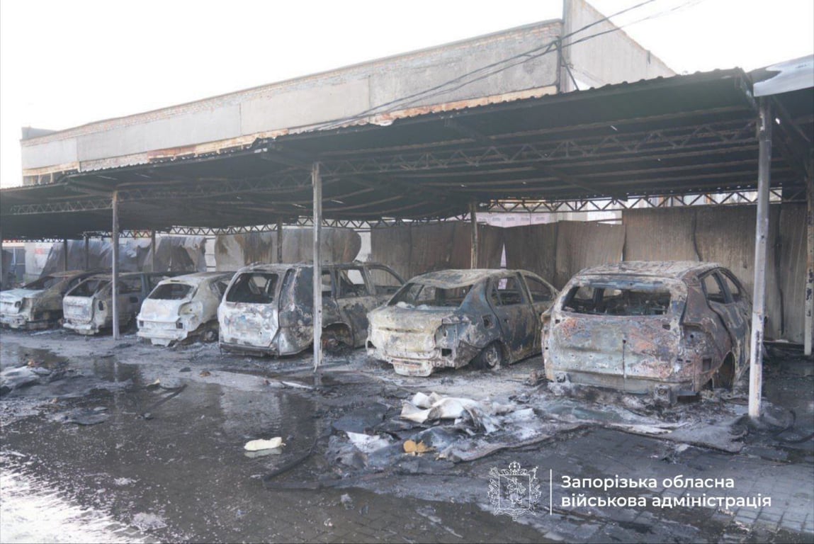 Автомобілі згоріли дотла через удар дронами РФ у Запоріжжі