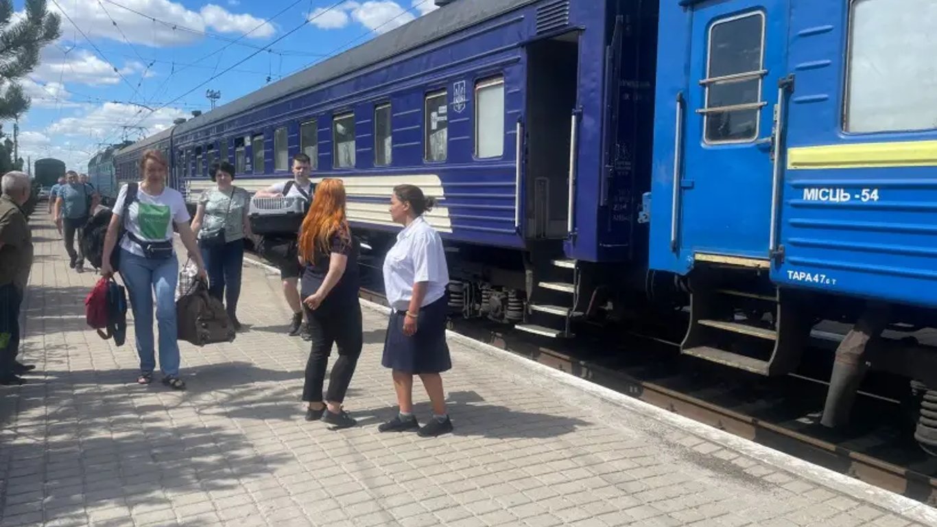 В Укрзалізниці попередили, що деякі потяги затримуються через масовану атаку