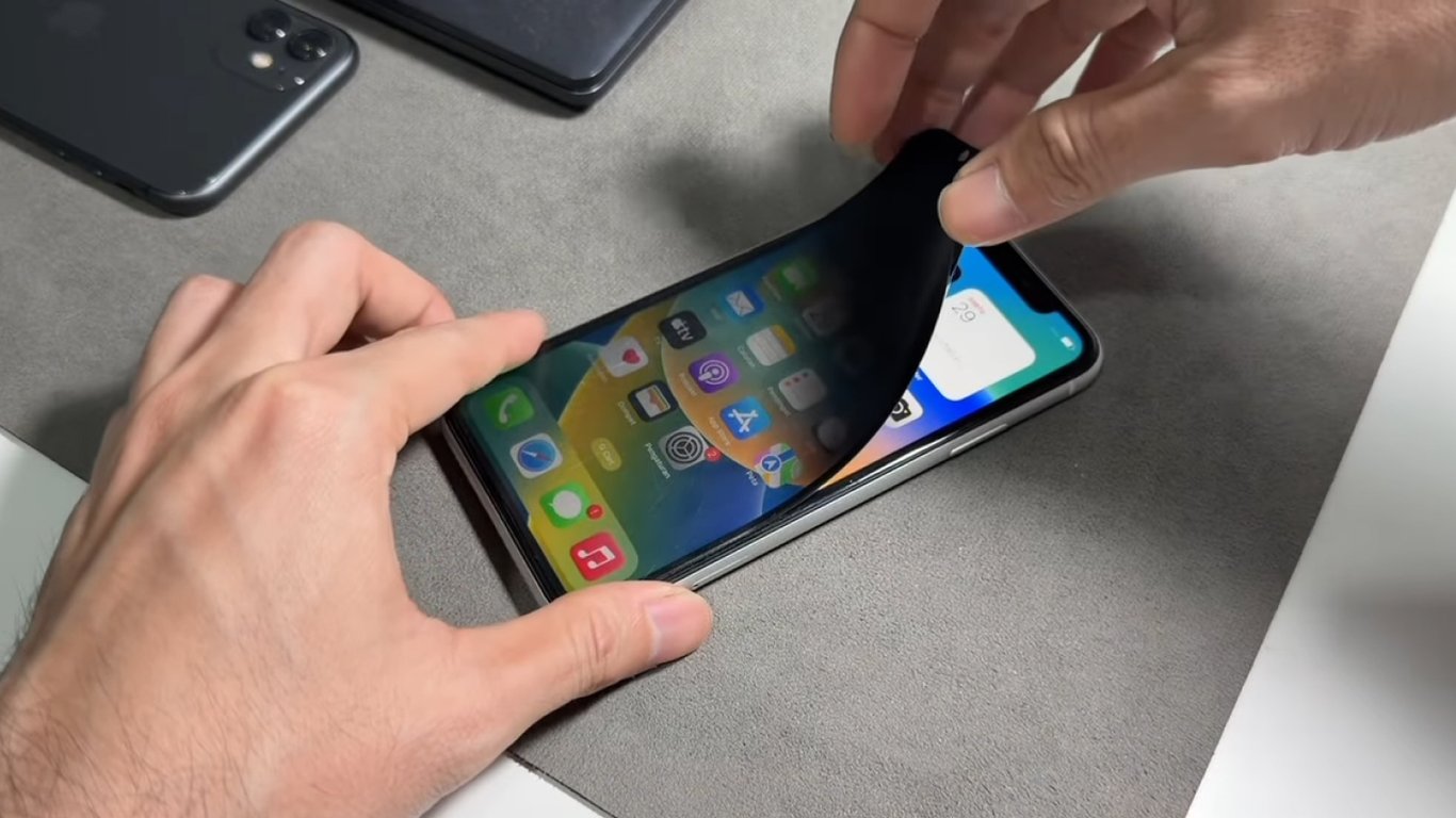 Как сделать экран iPhone менее видимым для посторонних глаз