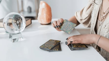 Tarot horoscope for all zodiac signs on September 24, 2025 - 285x160