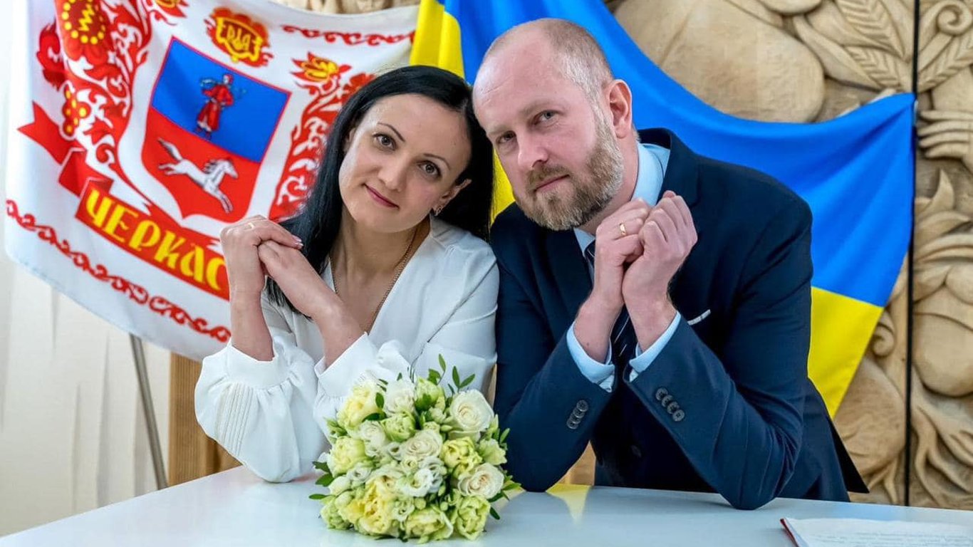 В День влюбленных в Украине поженились более 1000 пар — самым старшим молодоженам за 70 лет