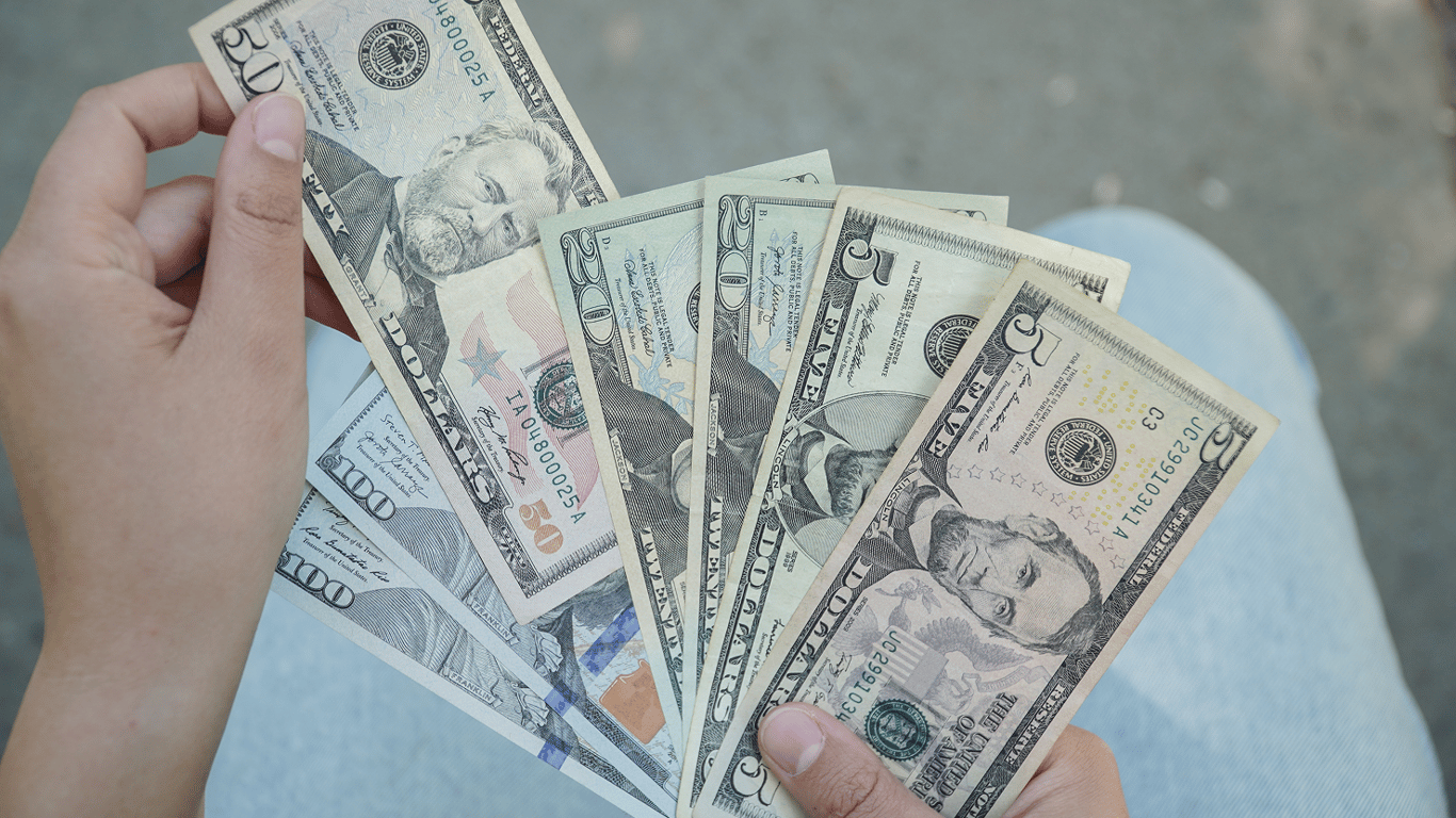 Долар на чорному ринку продають за новим курсом: скільки коштує валюта