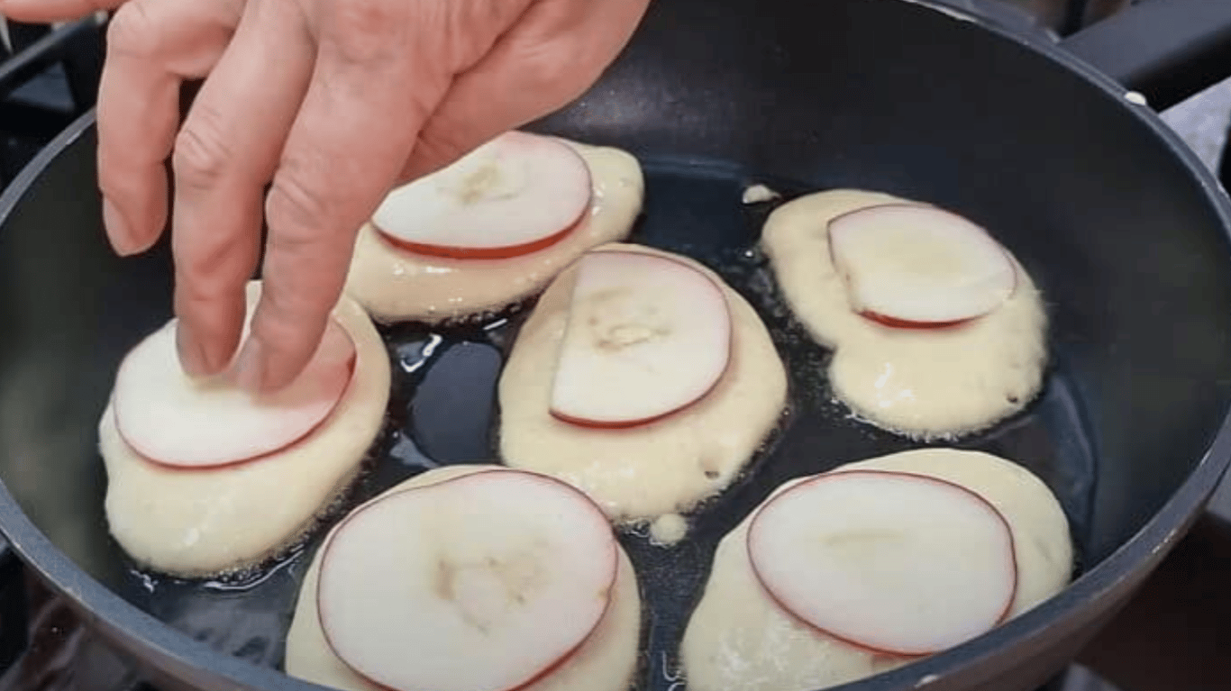 Оладки з яблуками на сніданок за 10 хвилин