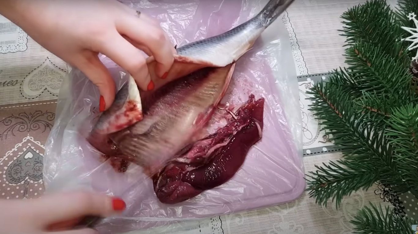как почистить селедку быстро и без костей за одну минуту