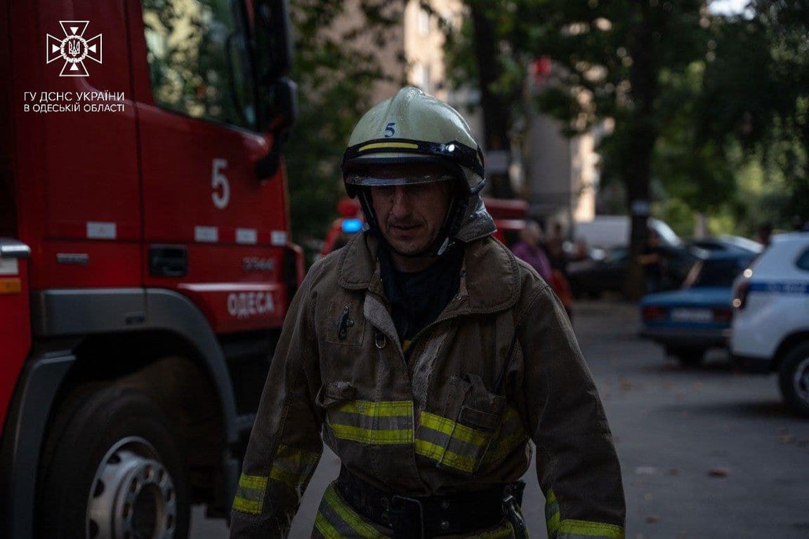 К тушению пожара привлекли 10 единиц техники и 27 пожарных от ГСЧС. Фото: ГСЧС в Одесской области