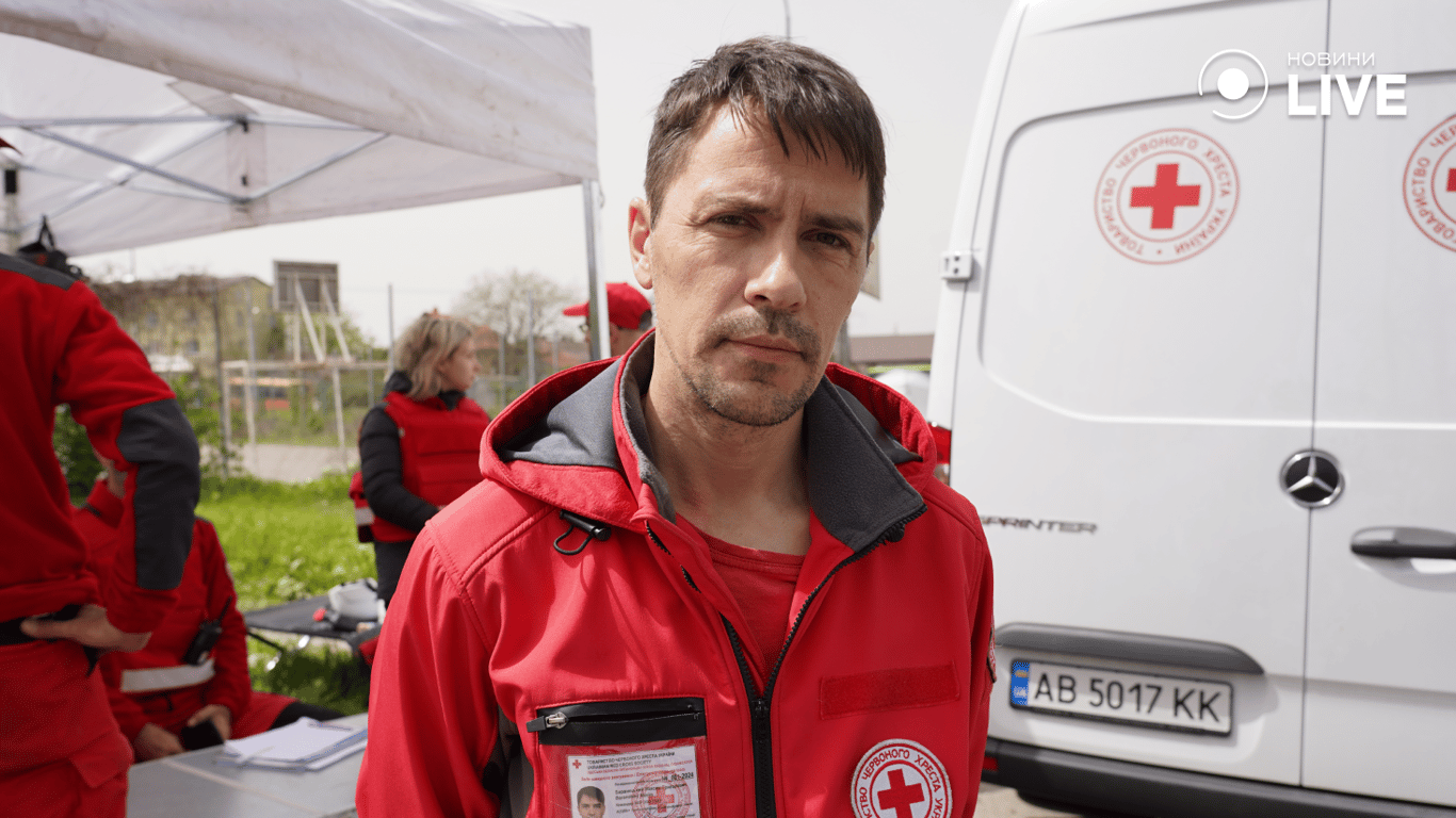 Красный Крест помогает на месте удара по Одессе 24 апреля 2024 года