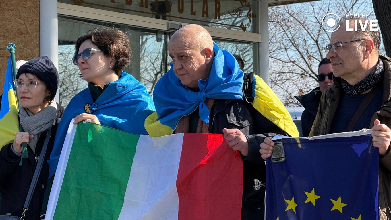 На потьомкінських сходах рохгорнули прапори ЄС та України