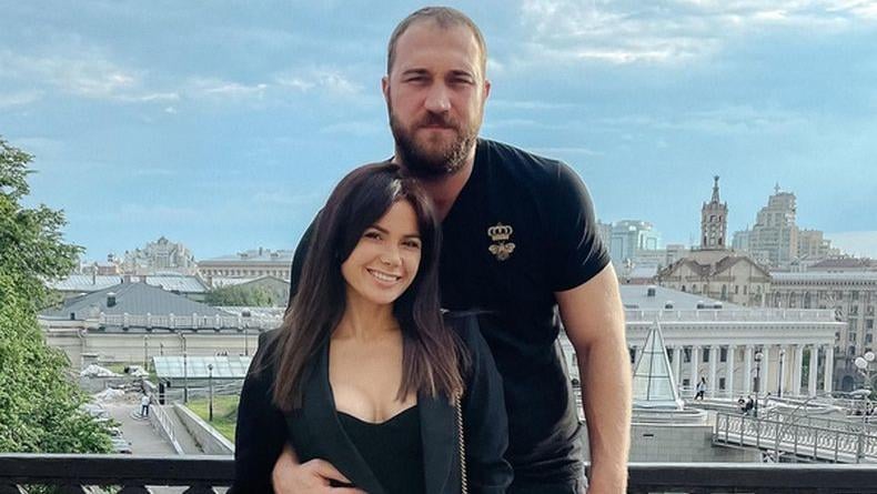 Руслан Ханумак со своей женой Алиной Шаманской несколько лет назад