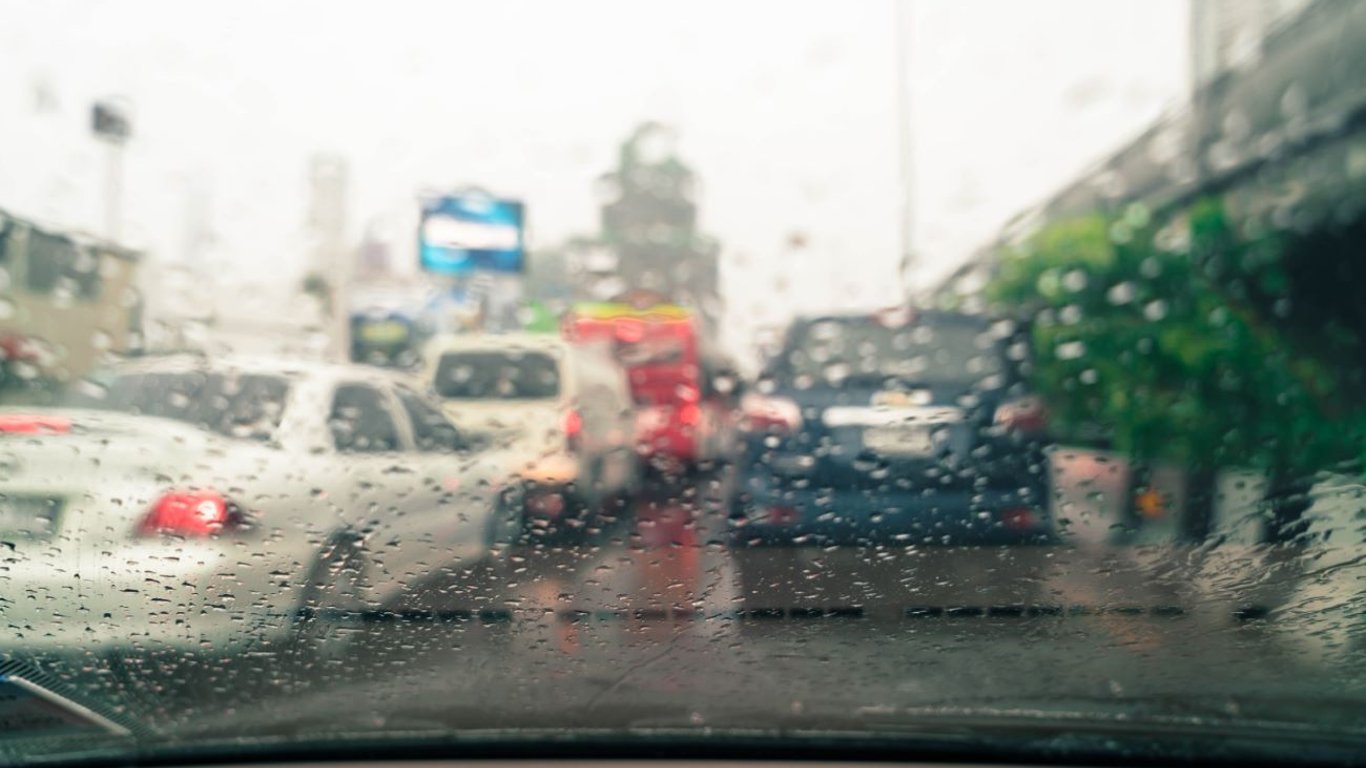 ТОП-10 правил водіння авто в дощову погоду: корисні лайфхаки
