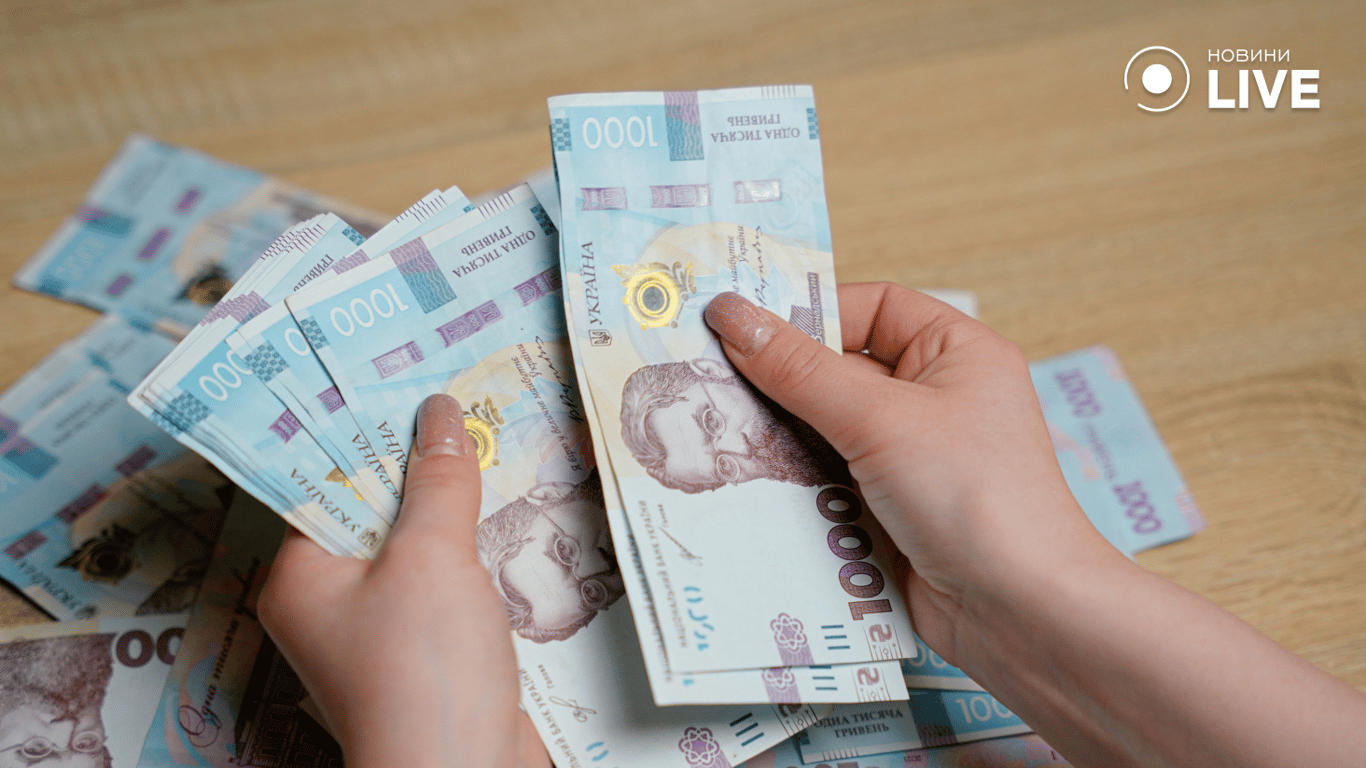 Людина рахує купюри