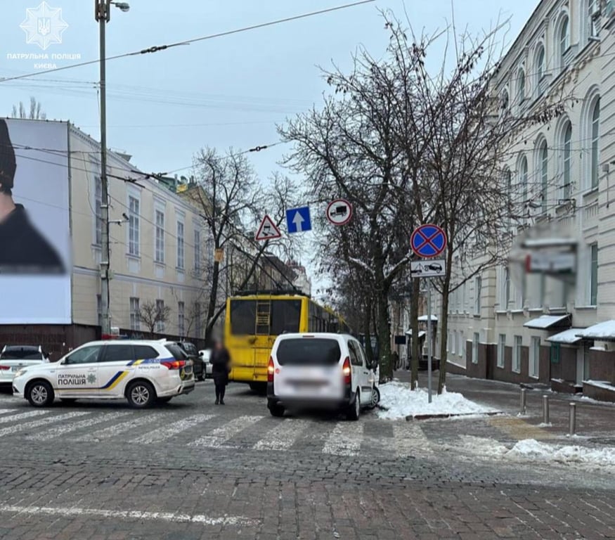 У Києві на вулиці Софіївській зупинили рух транспорту — що відомо - фото 1