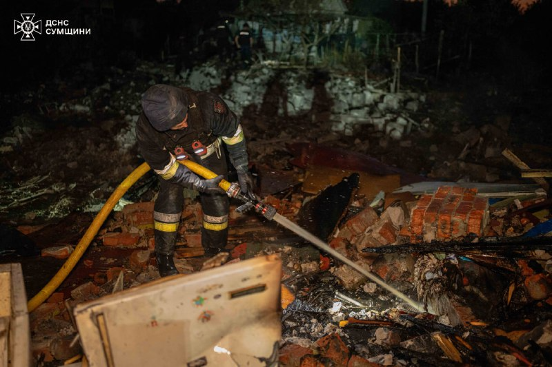 ДСНС ліквідують пожежу на місці влучання у Сумах