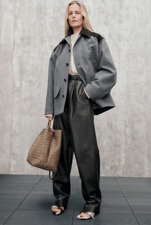 Широкі штани створюють невимушений вигляд