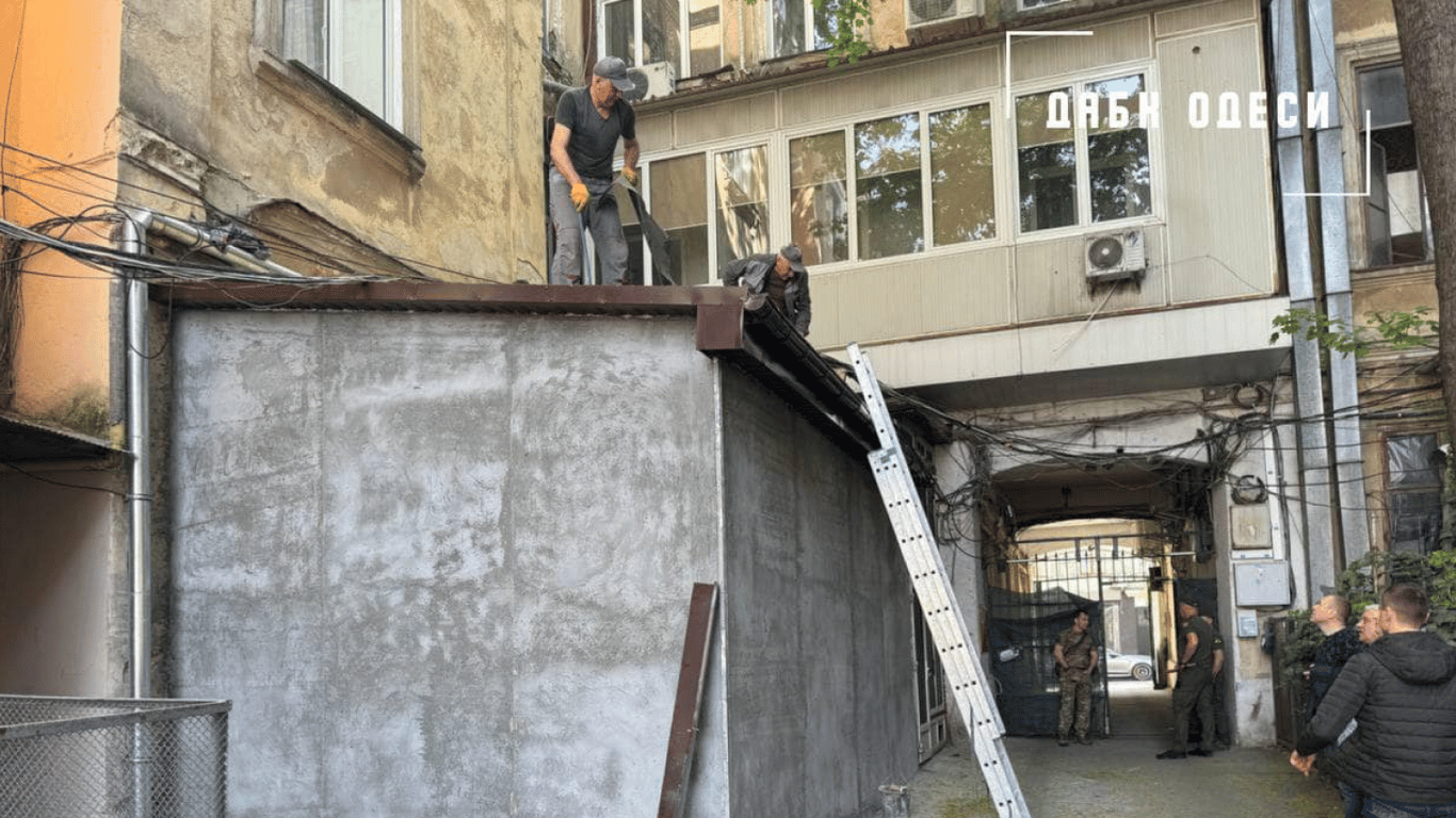 Кафе не буде — в центрі Одесі демонтують незаконну прибудову