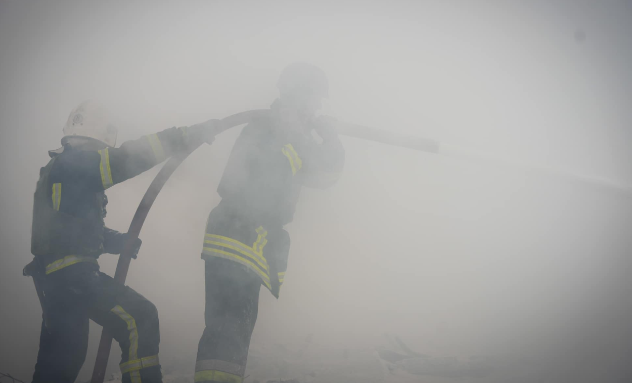 Рятувальники усувають наслідки влучання ракети в Одесі 24 квітня