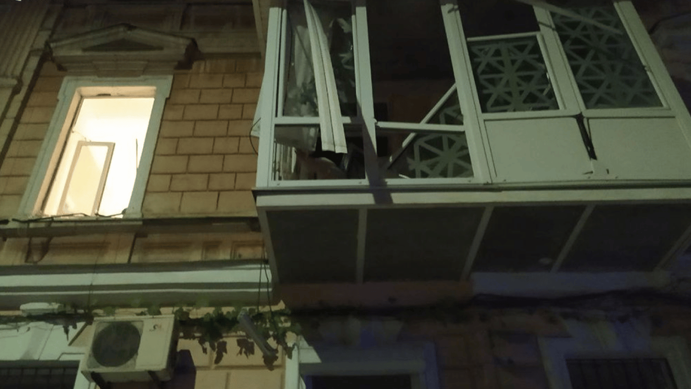 Выбило окна и двери — СМИ показали кадры с места обстрела Одессы