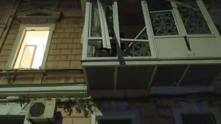 Повибивало вікна й двері — ЗМІ показали кадри з місця обстрілу Одеси - 285x160