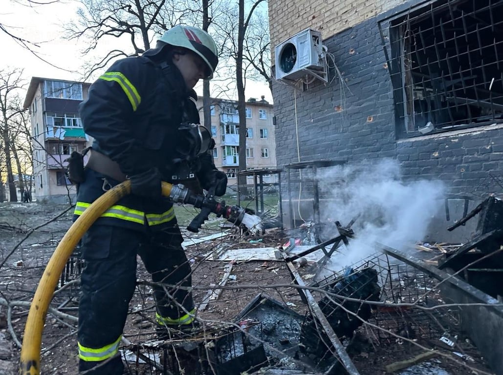  Пожежа в багатоповерхівці: рятувальники ліквідовують наслідки удару